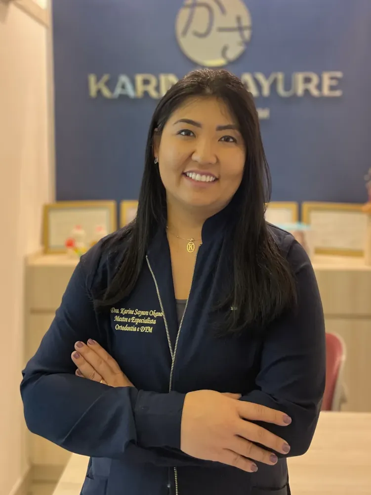 Karine Sayure de braços cruzados em sem consultório
